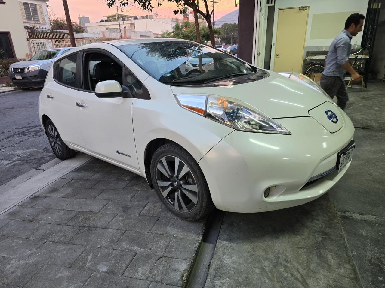 Nissan Leaf 2017 b